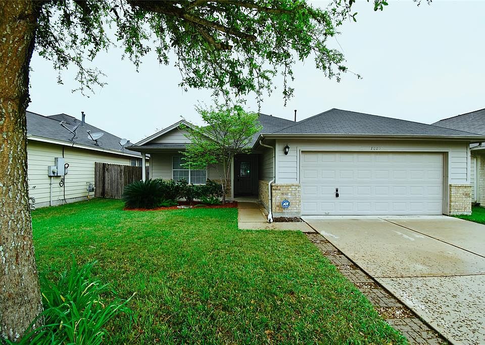 Welcome to your cozy new corner of Rosenberg, TX! This home is freshly painted with three bedrooms, two baths, as well as a freshly painted two car garage. This home won't last long, what a value!