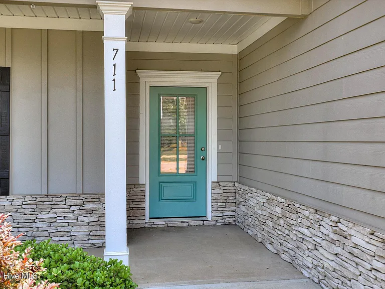 711 Courtland Ln — Photo 4