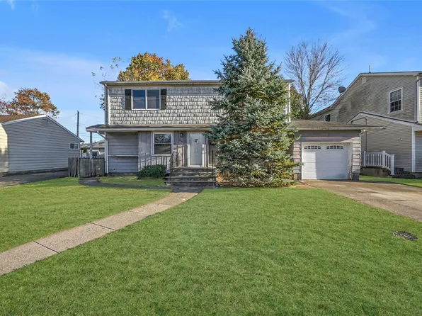 218 Dartmouth Drive, Hicksville, NY 11801