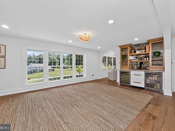 4th image of 1236 Highgate Rd