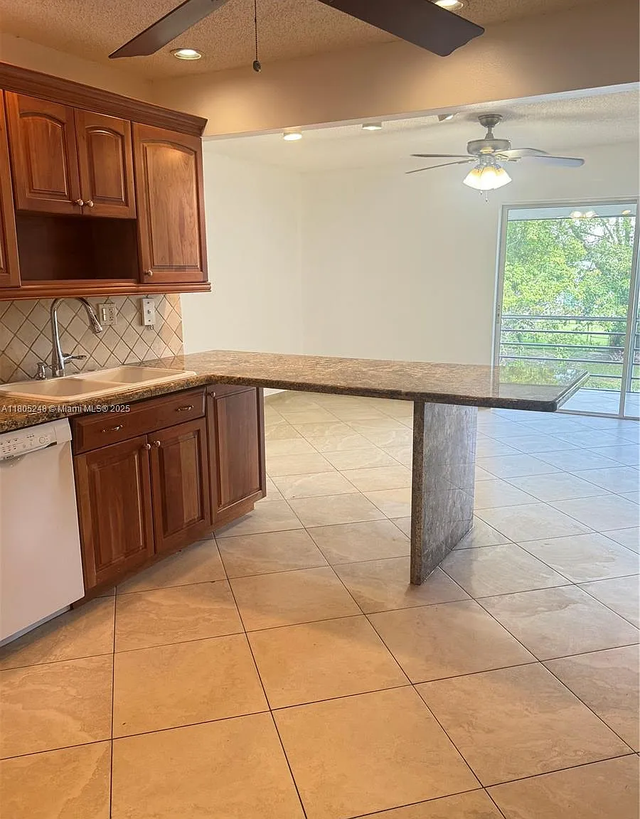 3 bed, 1600 sqft, $2,650 — Photo 2