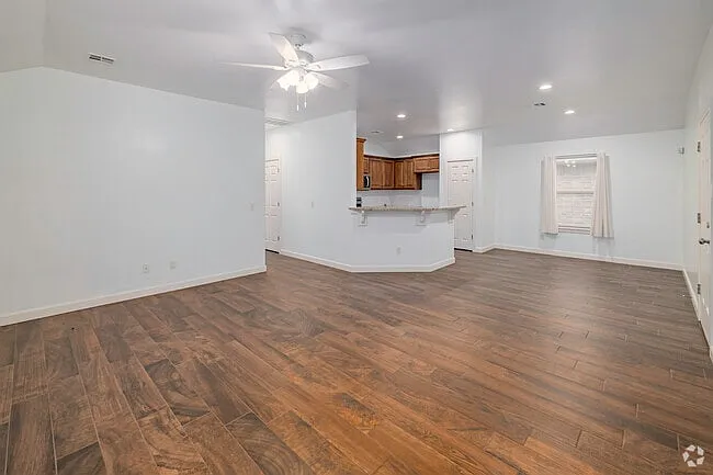 209 Delta Dr — Photo 2