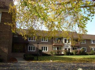 300 Dee Rd APT 1C, Park Ridge, IL 60068
