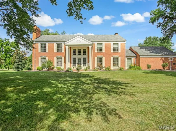 4057 Bur Oak Dr, Smithton, IL 62285