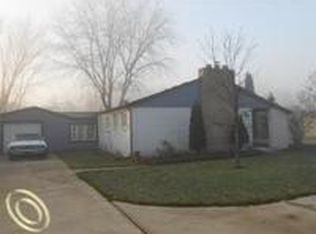 9265 Highland Dr, Grosse Ile, MI 48138