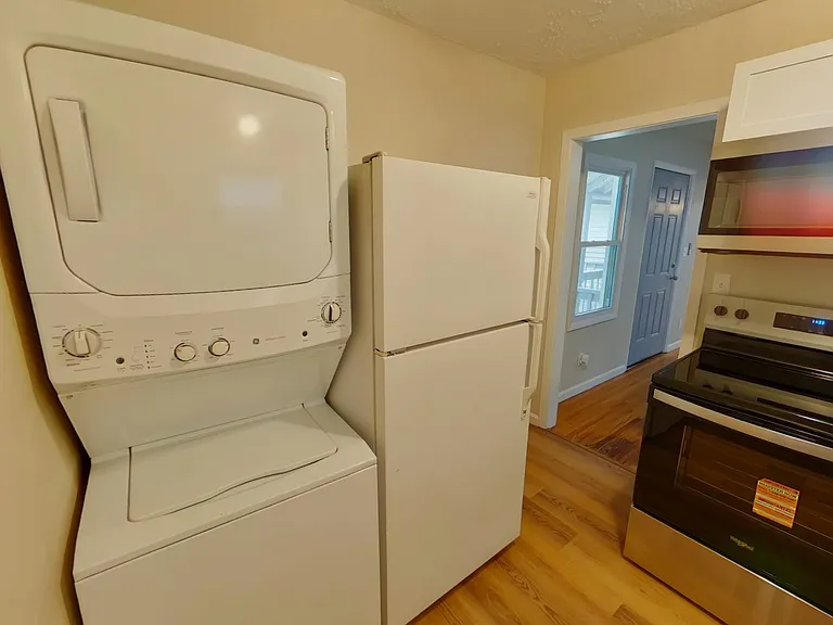 322 N Spruce St — Photo 4