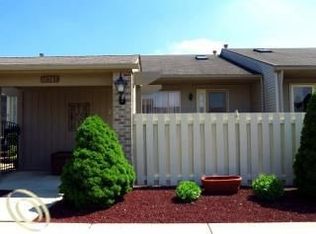 61741 Williamsburg Dr UNIT 2, South Lyon, MI 48178