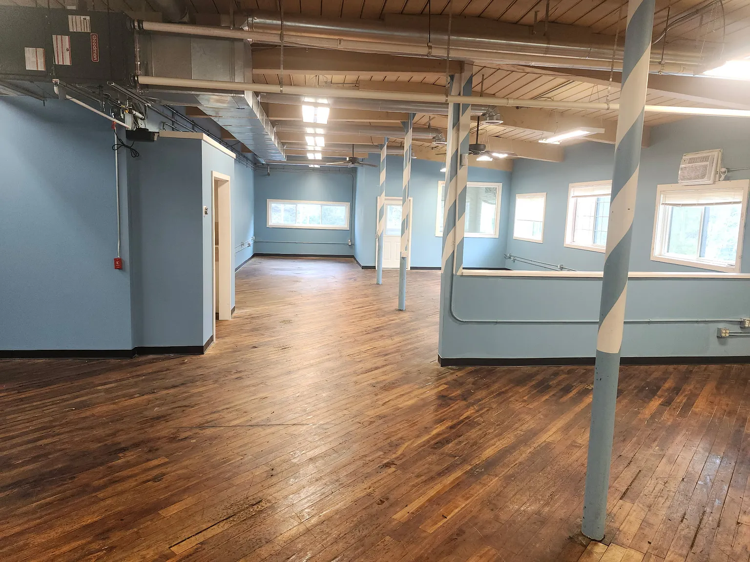 4 bed, 4300 sqft, $3,200 — Photo 2