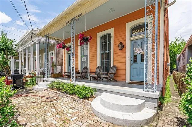 2325 Laurel St — Photo 2