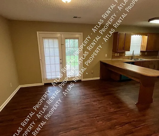 2202 Cheshire Dr — Photo 3