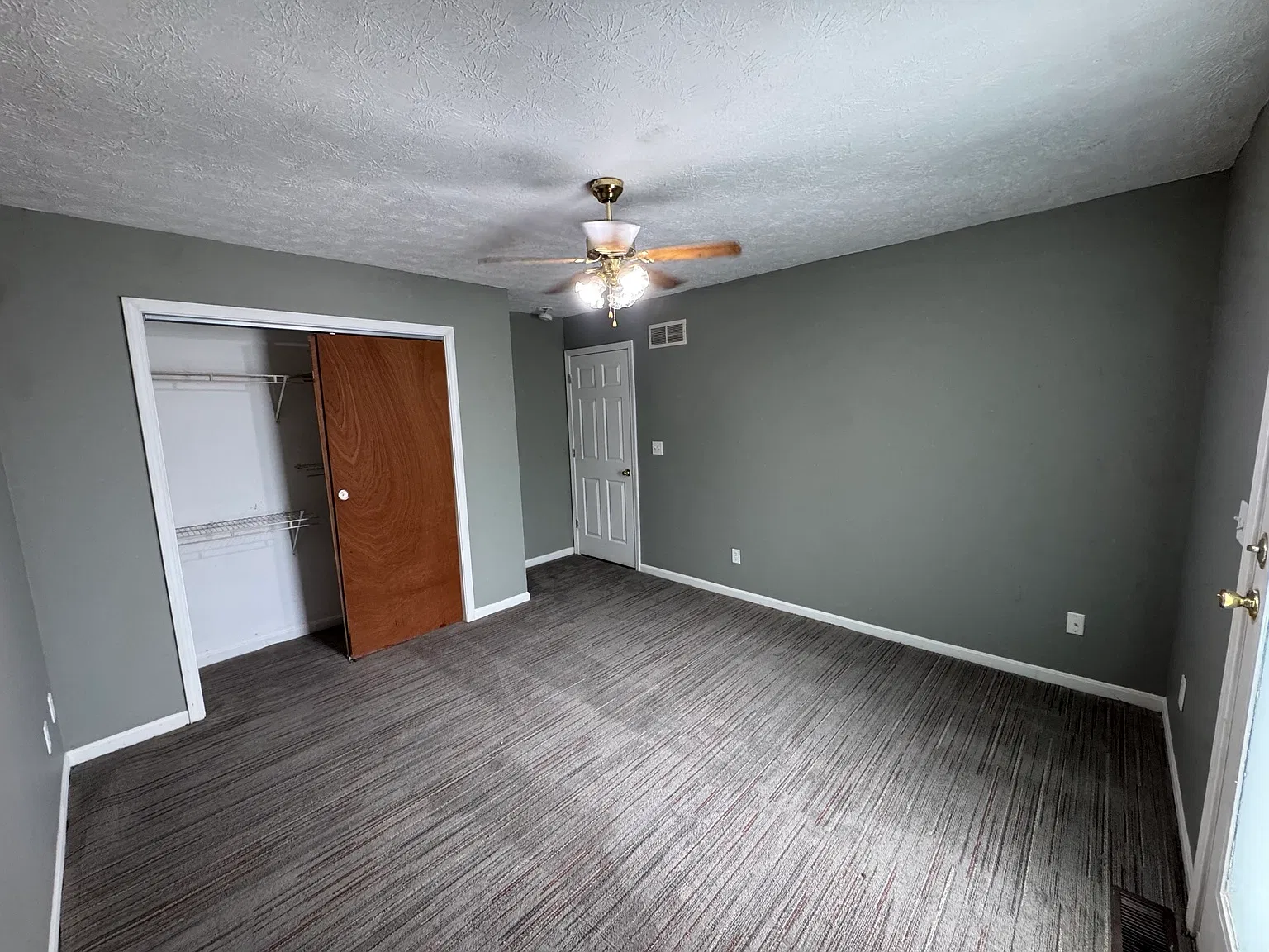 1 bed, 1.5 bath, 675 sqft, $1,100 — Photo 3