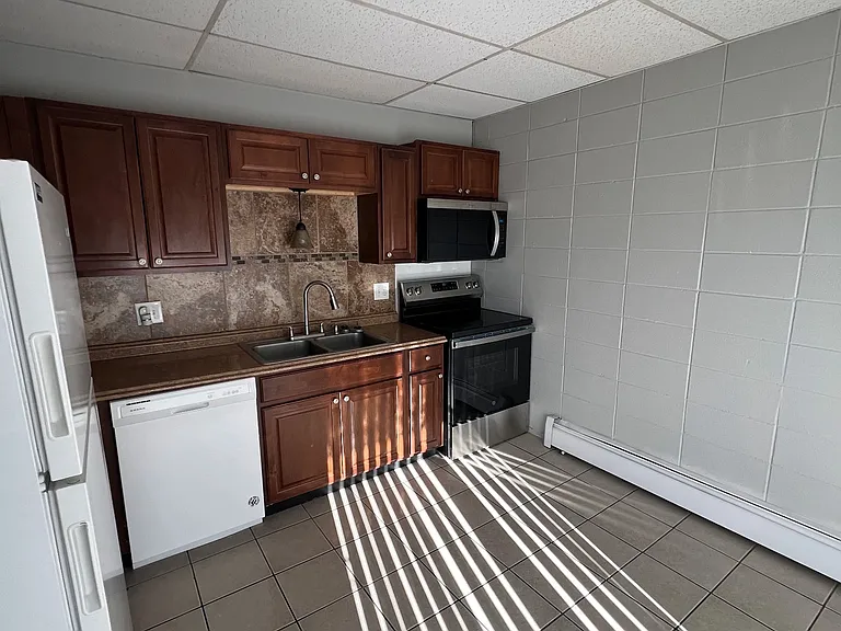305 Cottonwood Ln #10 — Photo 2