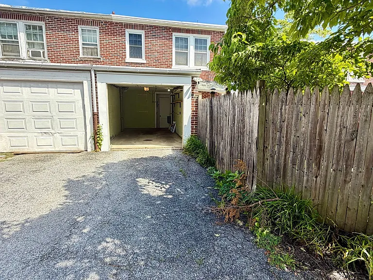 844 E Madison St — Photo 11