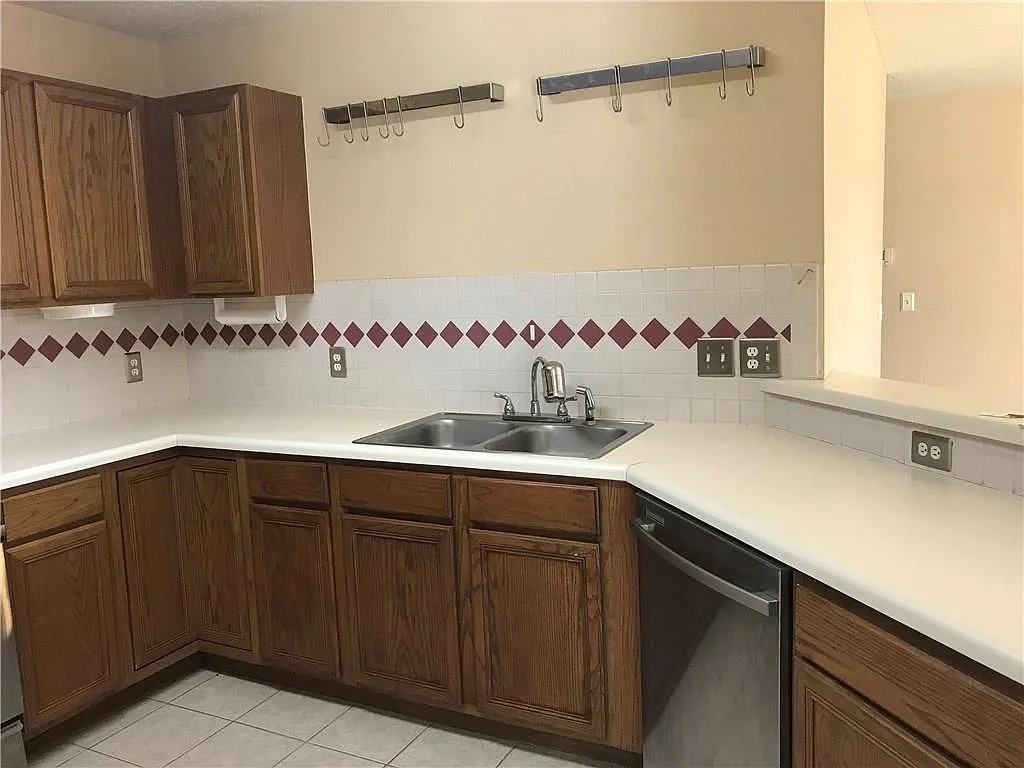 3 bed, 2.0 bath, 1402 sqft, $1,900 — Photo 4