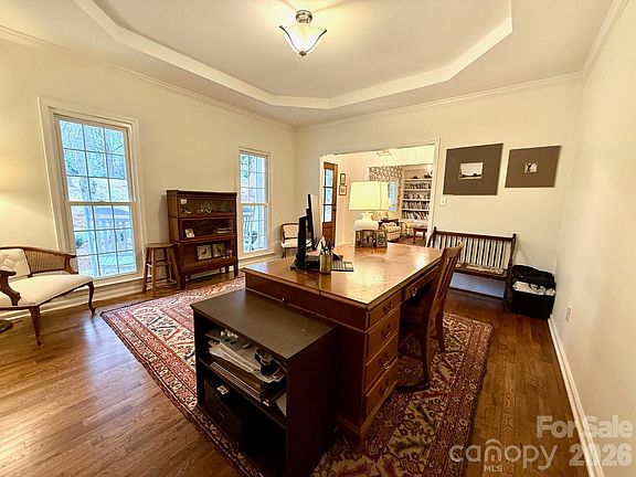 3rd image of 1049 Peachtree Ln