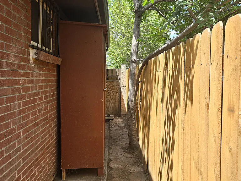 390 S Utica St — Photo 33