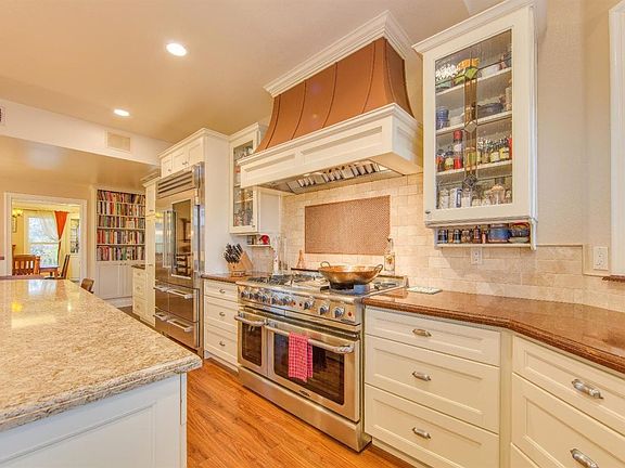 5th image of 245 Acacia Ln