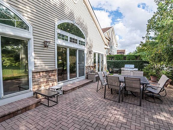 5th image of 158 Hamlet Dr