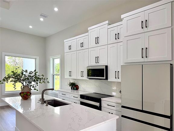 4th image of 30 WOOD CEDAR DR