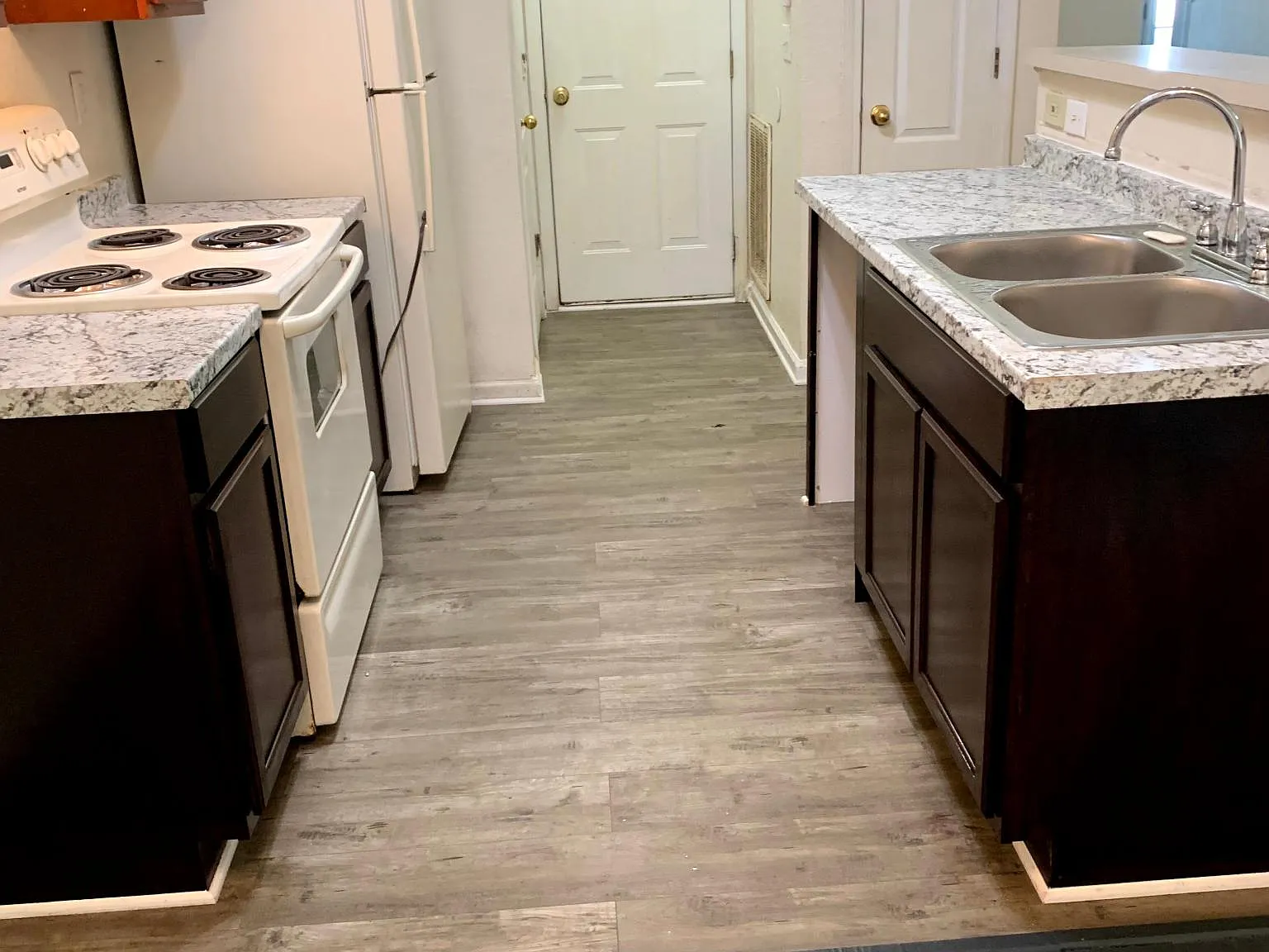 3 bed, 2.5 bath, 2500 sqft, $1,995 — Photo 3