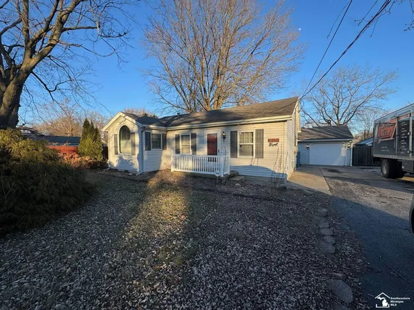 6466 Swiss Garden Dr, Temperance, MI 48182