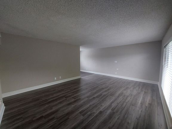 2nd image of 922 Park Cir #14