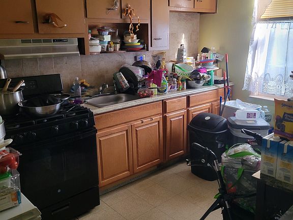3rd image of 166 Grant Ave