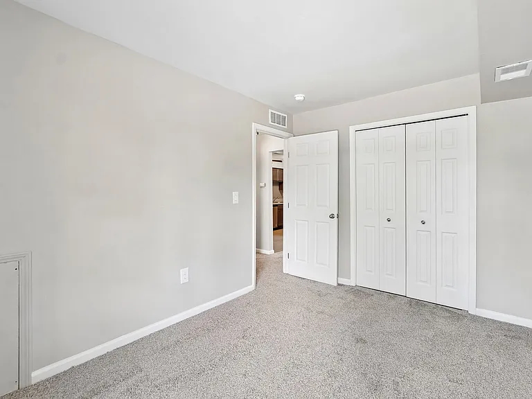 Pointe West Apartments — Photo 43