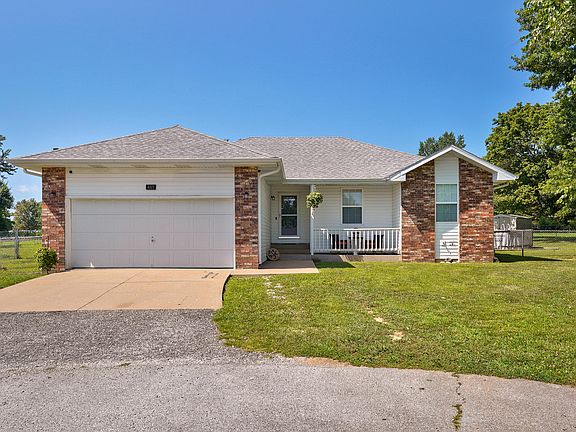 2nd image of 405 Lynn Drive