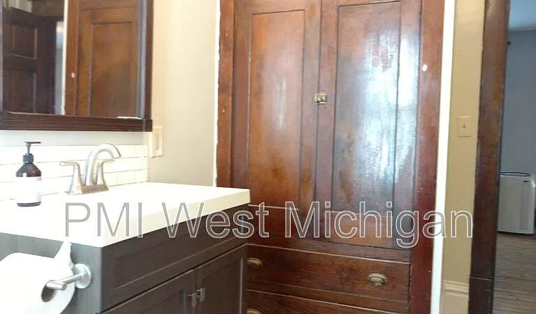 946 Pine Ave NW #1 — Photo 9