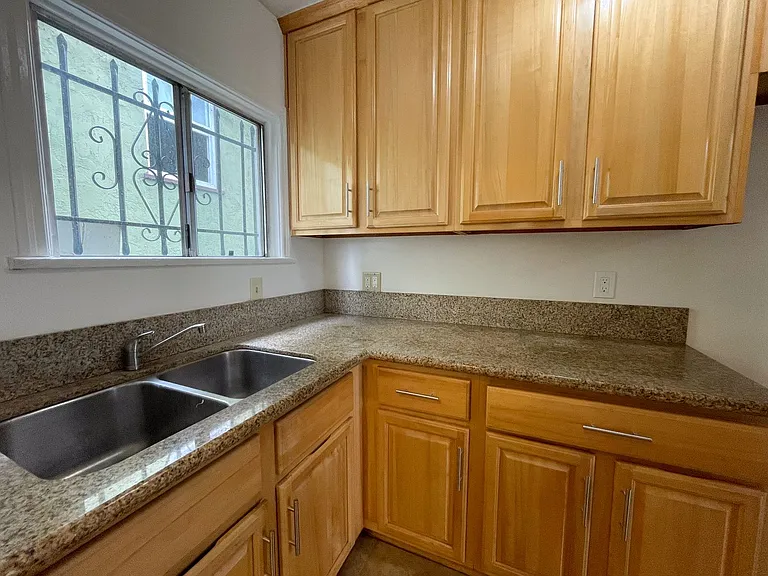 1450 W 39th St — Photo 22