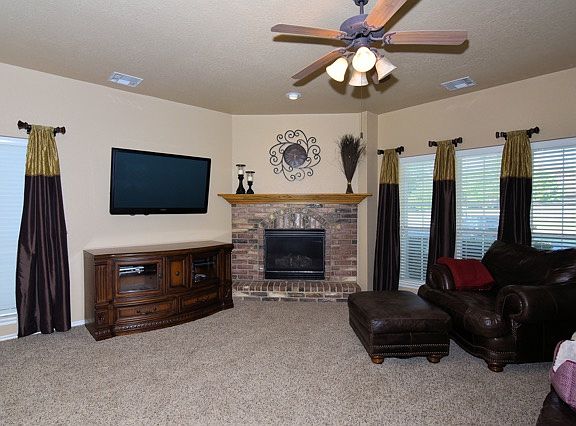 Fireplace w/Gas Logs