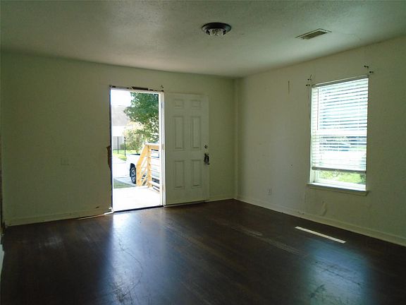 4th image of 7527 Erath St