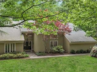 2 White Cap Ct, Lloyd Harbor, NY 11743