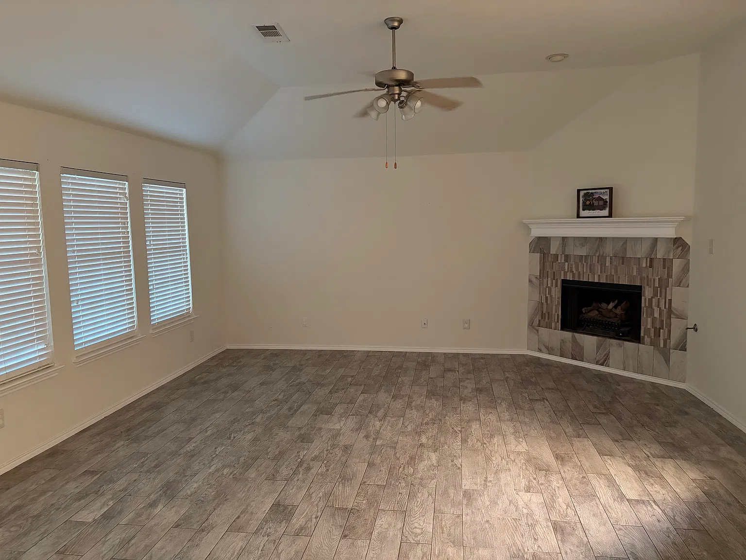 4 bed, 2647 sqft, $2,400 — Photo 3