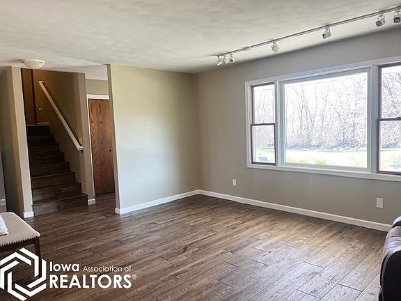 2nd image of 1010 E Oakbrook Ln