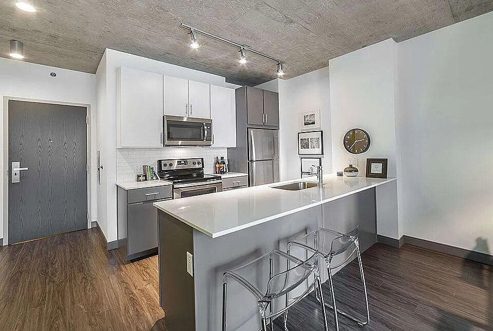 1st image of 232 N La Salle Dr #601