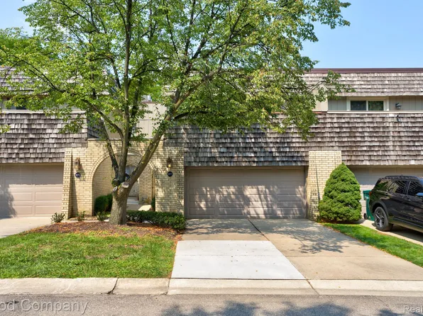 1277 Oakwood Ct, Rochester, MI 48307