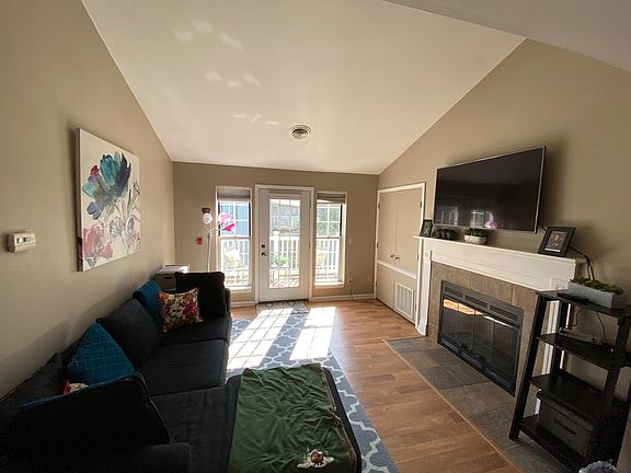 3rd image of 914 Harbor House Dr
