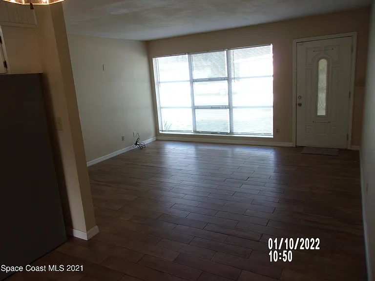 1105 Myrtle Ln — Photo 5
