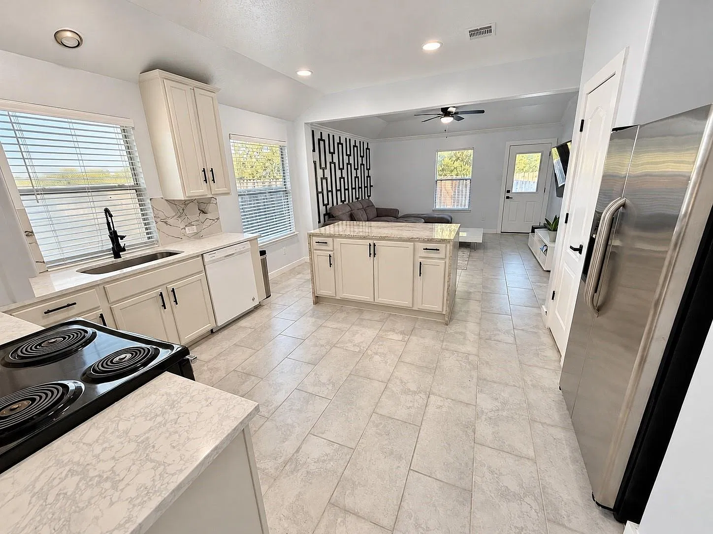 3 bed, 2.0 bath, 1355 sqft, $2,200 — Photo 3