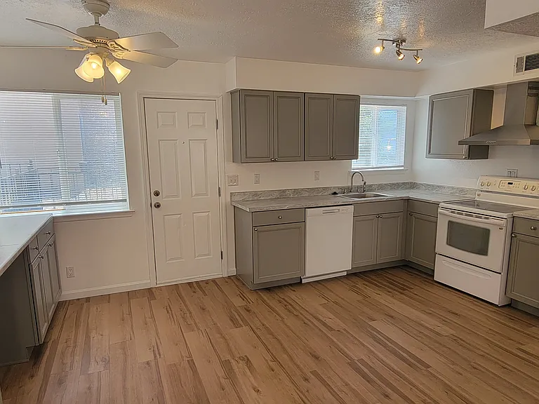 2524 Chelwood Park Blvd NE #C — Photo 31