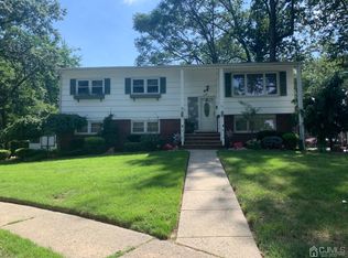 10 Clayton Ct, Woodbridge, NJ 07095