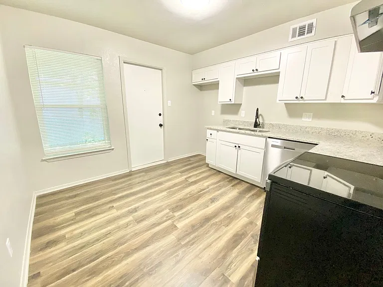 117 E Sanford St #B — Photo 8
