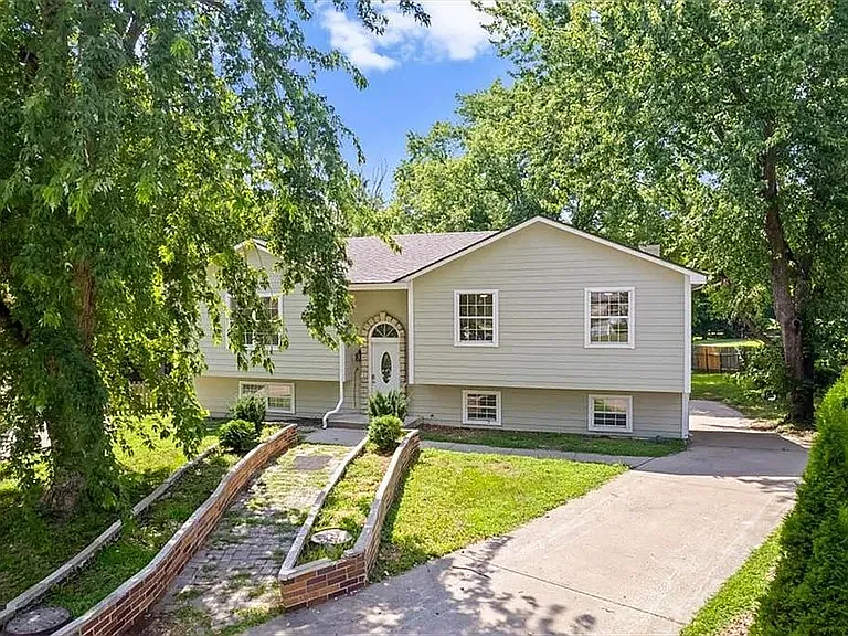 5 bed, 1730 sqft, $2,500 — Photo 1