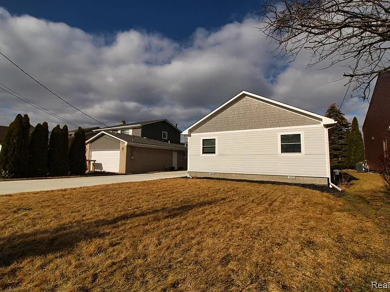 37752 Huron Pointe Dr — Photo 2