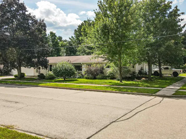 1006 9th St, Waupaca, WI 54981