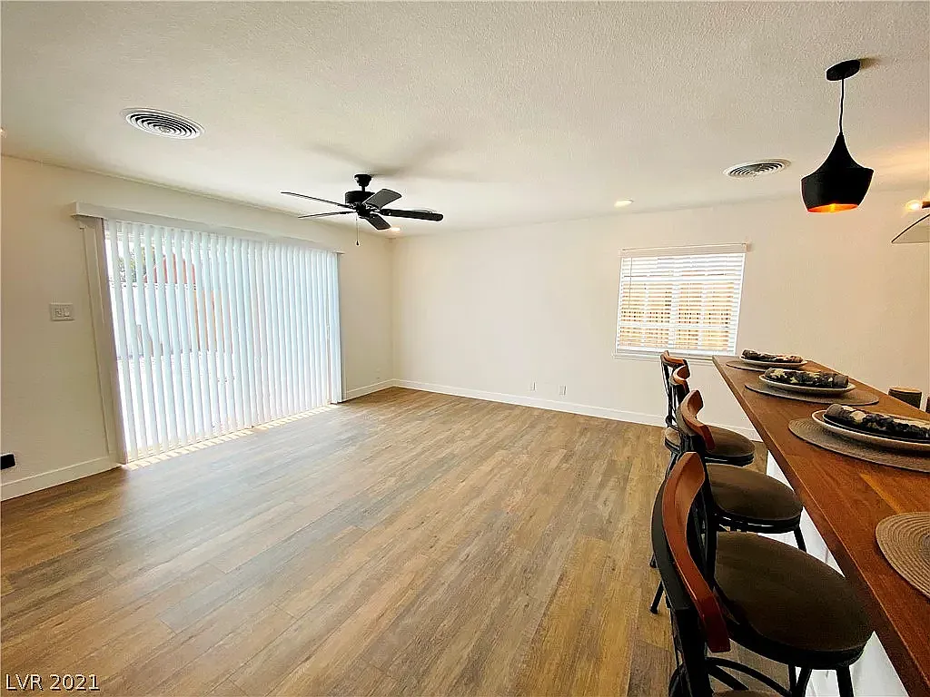 3 bed, 1392 sqft, $2,500 — Photo 3