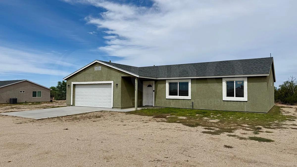 3 bed, 2.0 bath, 1488 sqft, $2,100 — Photo 1