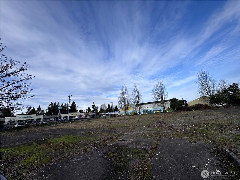 3rd image of 9825 Pacific Avenue S